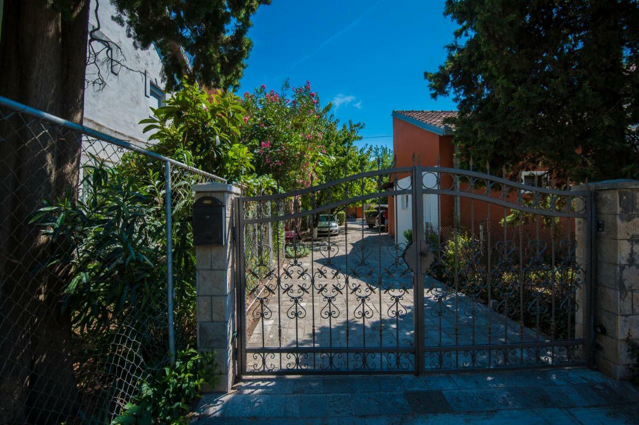 Apartmani Santa Barbara トレビニエ エクステリア 写真
