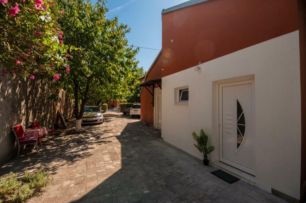 Apartmani Santa Barbara トレビニエ エクステリア 写真
